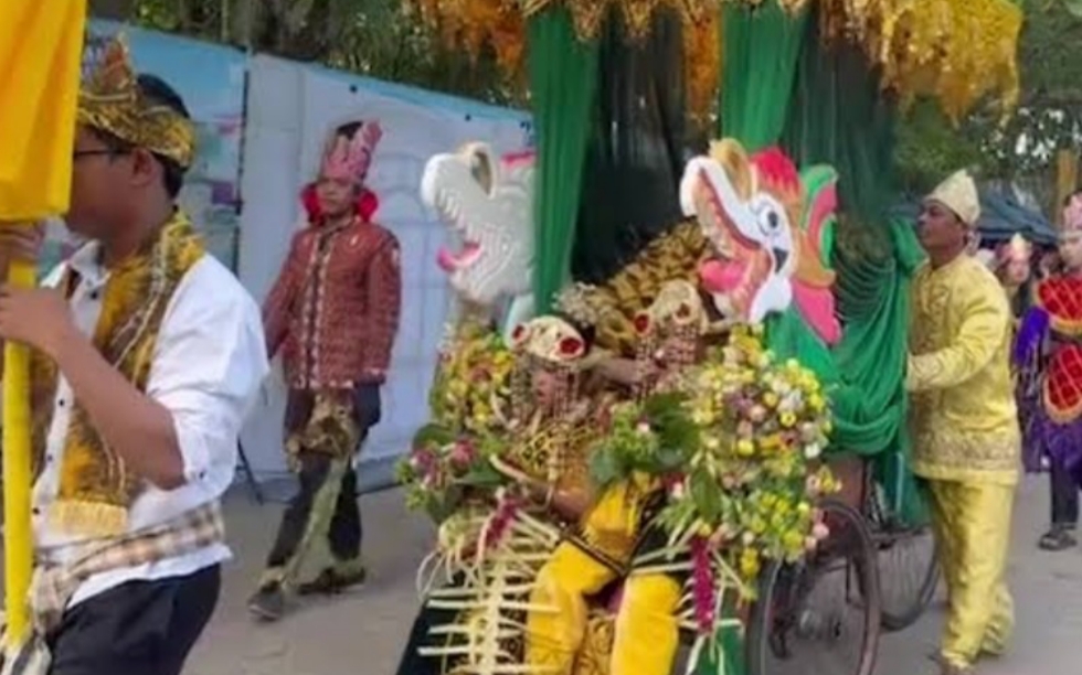 Ramaikan HUT RI, siswa SDN Kebun Bunga 5  arak-arakan tradisi Baarak Naga