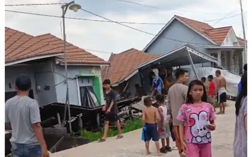 Duka di Kertak Hanyar: Rumah subsidi ambles ke rawa, satu warga dikhabarkan meninggal?