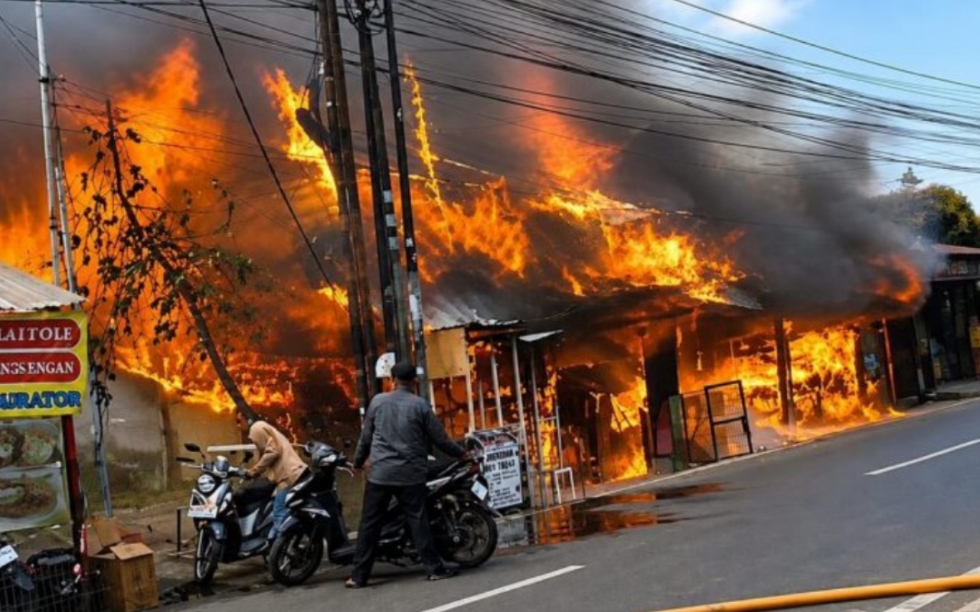 Kebakaran melalap lima toko di Jalan Martapura Lama Sungai Lulut, satu warga luka bakar
