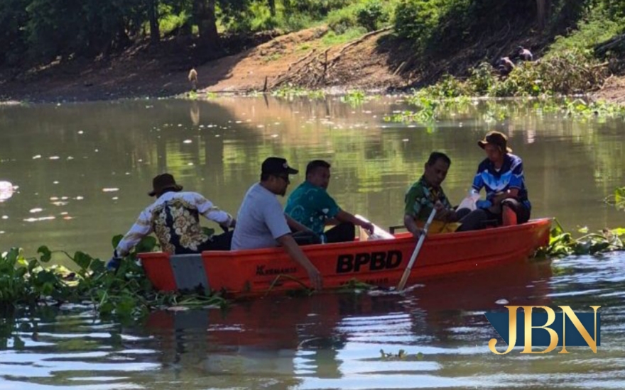 Ribuan bangkai ikan penuhi Sungai Arfat, pembersihan dan  air bersih disalurkan