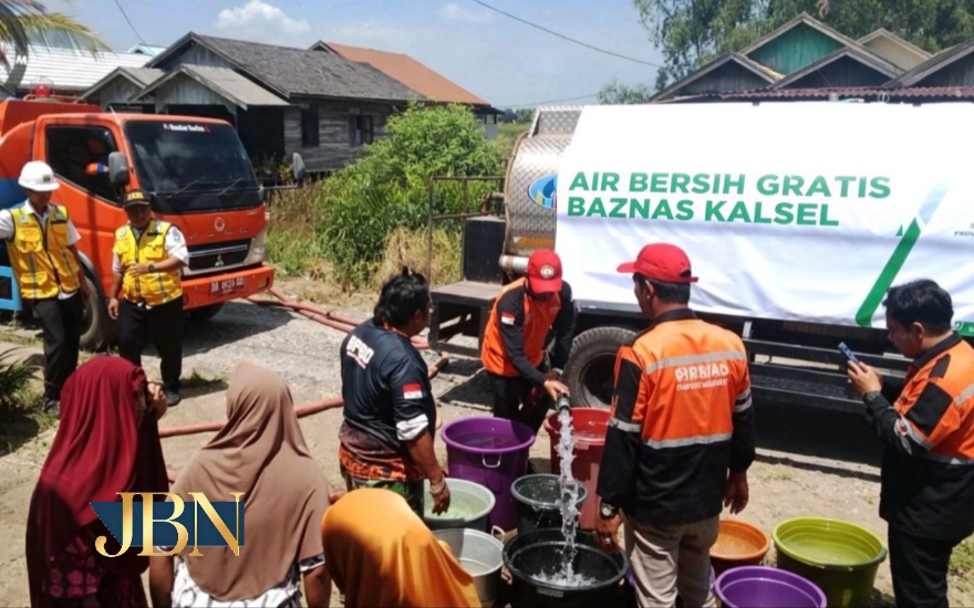 Dampak musim kemarau, warga Desa Pindahan Baru dapat bantuan air bersih dari BPBD dan BAZNAS