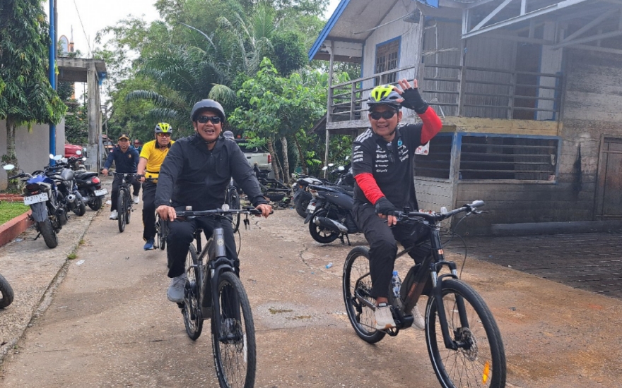Bupati Barito Utara Gowes pagi, pantau jalan sekaligus sapa warga