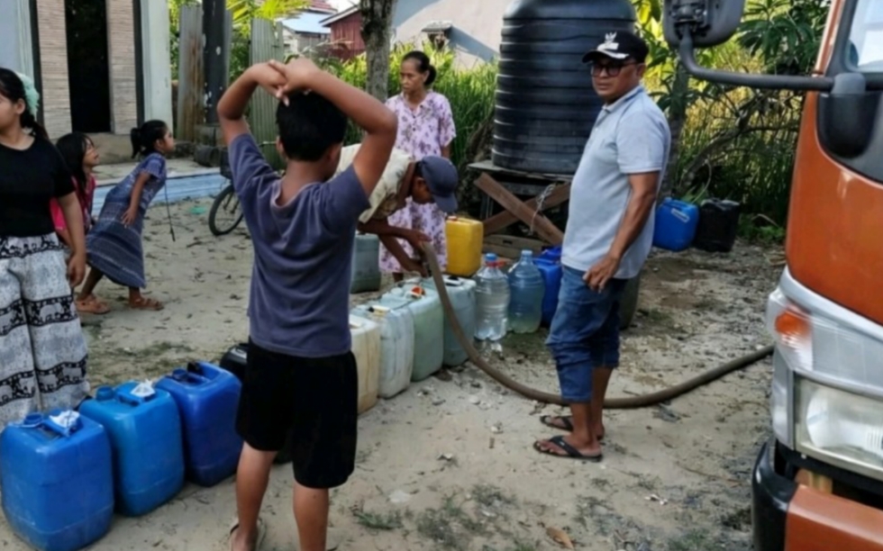 Kekeringan, Warga Desa Pandan Sari Tatah Makmur dapat suplai air bersih