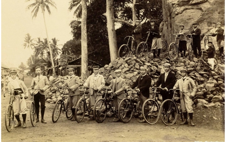 Banyak orang bertanya-tanya, apa sebenarnya merek sepeda yang terlihat dalam foto tersebut?