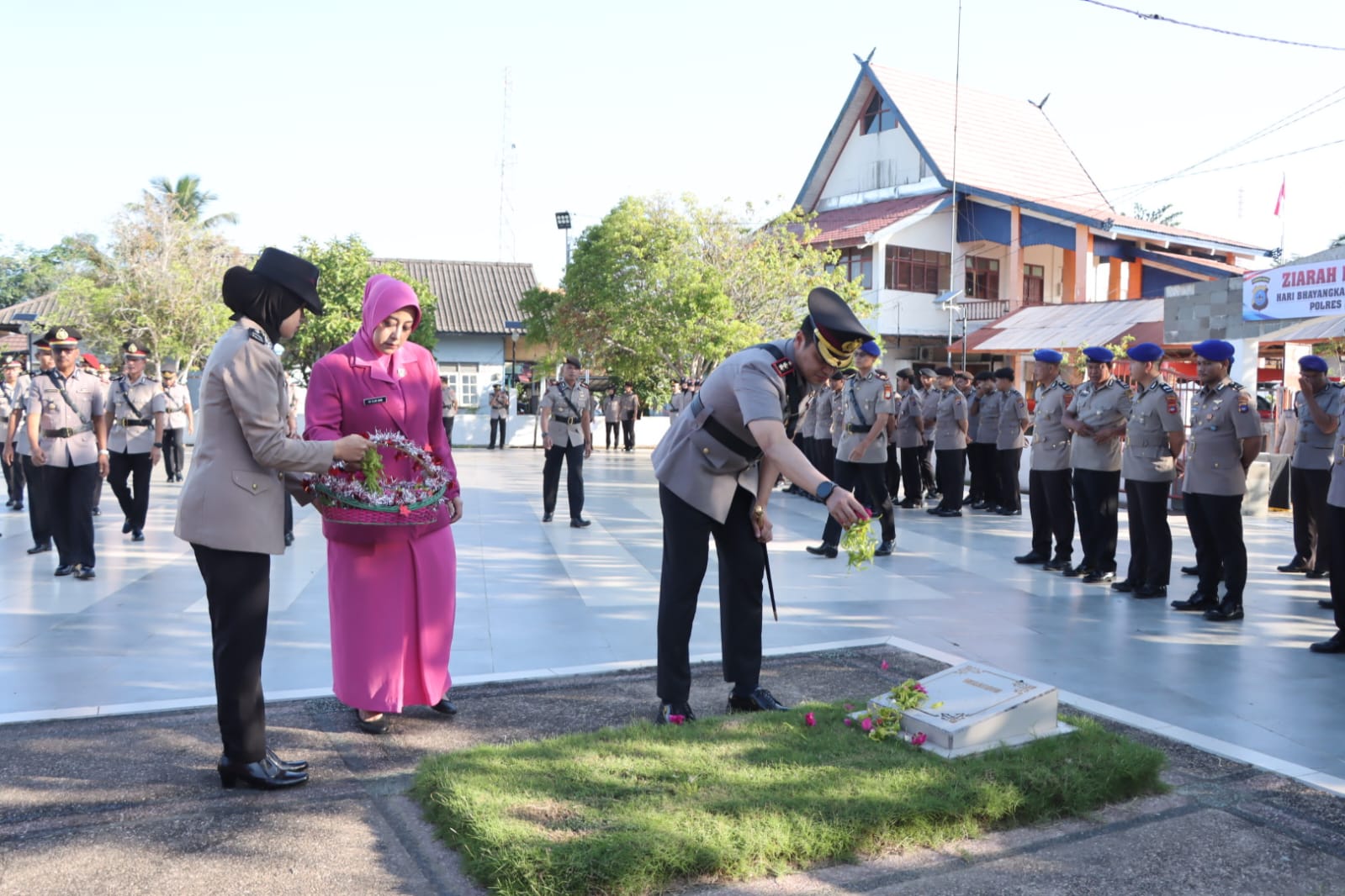 Kenang jasa pahlawan, Polres Batola gelar ziarah makam jelang Hari Bhayangkara