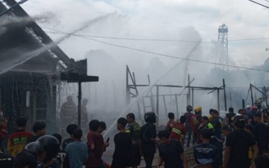 Kebakaran melanda  pemukiman warga di Astambul, enam rumah terdampak