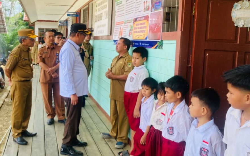 Dari kota hingga pedalaman, anak SD Barito Utara kini punya perlengkapan belajar layak